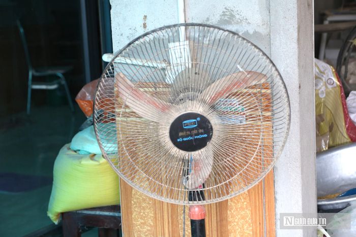 Nhà nào dọc tuyến đường cũng luôn trong cảnh "cửa đóng then cài" kín mít từ sáng đến đêm để chống bụi, nhưng bụi bẩn vẫn len lỏi qua từng khe cửa, phủ một lớp trắng xóa lên mọi vật dụng. 