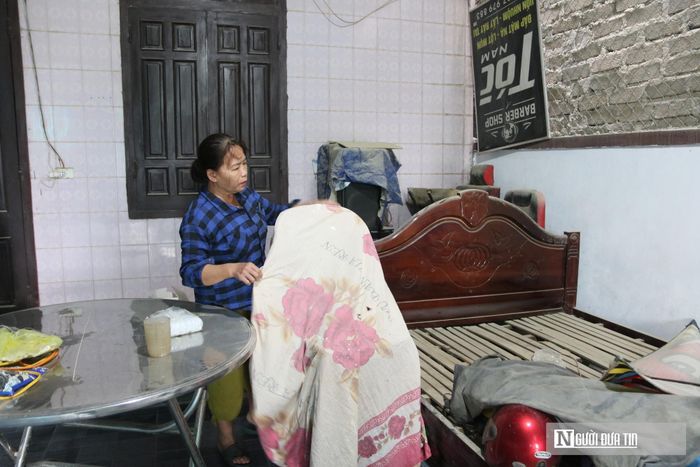Việc dự án "tạm dừng" ngay giữa khu dân cư khiến cuộc sống của người dân xóm Sào Nam, xã Vạn An bị đảo lộn. Mỗi khi xe cộ đi qua, bụi đất lại cuộn lên mù mịt như màn sương, phủ kín nhà cửa, cây cối và bám dày trên mọi vật dụng sinh hoạt.