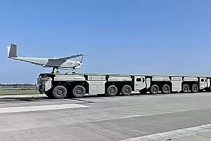 Một máy bay không người lái được phóng từ hệ thống phóng điện từ sử dụng các xe tải được kết nối với nhau tạo thành một bệ phóng liên tục. Ảnh: BIT/WeChat.