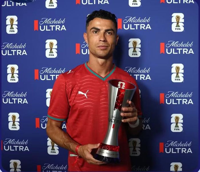 Cristiano Ronaldo nhận giải Cầu thủ xuất sắc nhất trận sau khi Bồ Đào Nha thắng Croatia 2-1 tại World Cup 2026. Ảnh: FIFA.