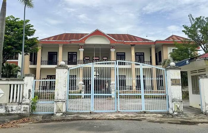 Ủy ban Mặt trận các hội đoàn thể huyện Hòa Vang cũ bị bỏ hoang, xuống cấp sau hợp nhất. Ảnh BV.