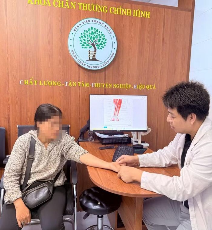 Tê tay nhiều năm, người phụ nữ không ngờ bị hội chứng ống cổ tay.