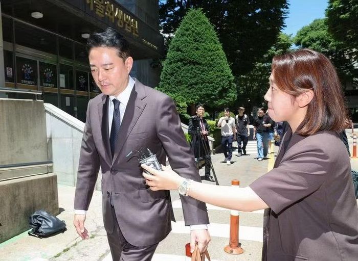 Phó Chủ tịch Tập đoàn JoongAng, ông Hong Jeong-do, rời Tòa án Phá sản Seoul tại quận Seocho, Seoul, ngày 23/6, sau khi tham dự các phiên điều trần về hồ sơ phục hồi hoạt động kinh doanh của các công ty con thuộc Tập đoàn JoongAng. Ảnh: Korea Times.
