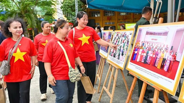 Người dân phường Bến Thành tham quan triển lãm ảnh về những thành tựu kinh tế - xã hội, quốc phòng an ninh. ẢNH: MẠNH THẮNG
