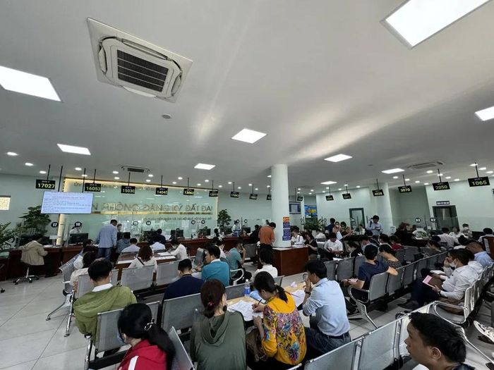  Người dân làm thủ tục đăng ký đất đai tại Chi nhánh Văn phòng Đăng ký đất đai số 2 