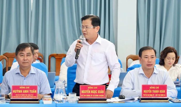 Lãnh đạo xã Bình Khánh báo cáo