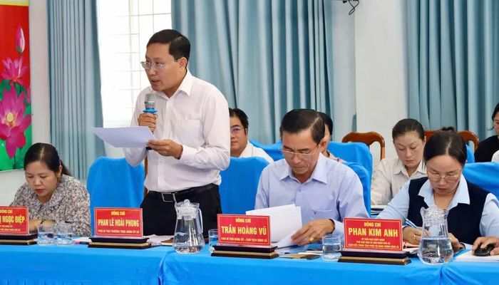 Đại diện lãnh đạo xã An Thới Đông báo cáo kết quả công tác 6 tháng đầu năm
