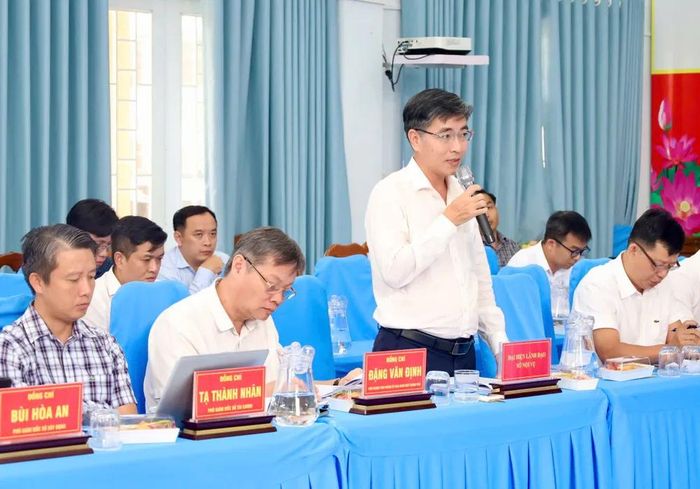Đại diện các sở, ban, ngành của thành phố đóng góp ý kiến tại buổi làm việc