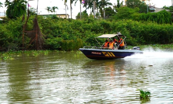 Lực lượng Hải quan Cửa khẩu quốc tế Dinh Bà phối hợp Đồn Biên phòng Cửa khẩu quốc tế Dinh Bà tuần tra trên sông để phòng, chống buôn lậu. Ảnh: Nhựt An - TTXVN