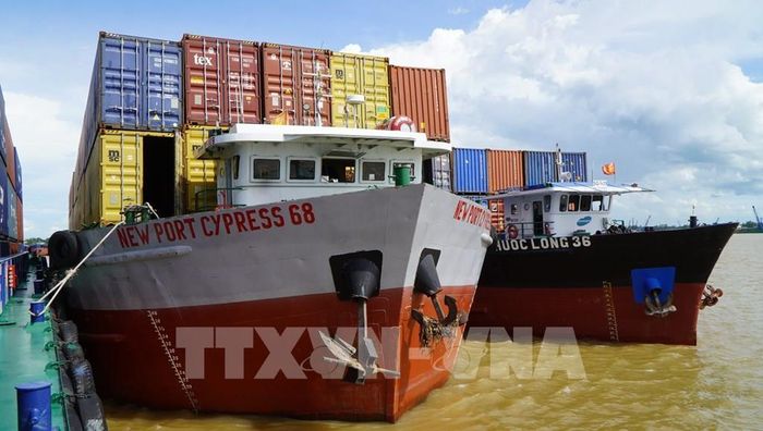 Tàu chở container chờ làm thủ tục thông quan tại Hải quan Cửa khẩu quốc tế Thường Phước (thuộc Chi cục Hải quan khu vực XX). Ảnh: Nhựt An - TTXVN