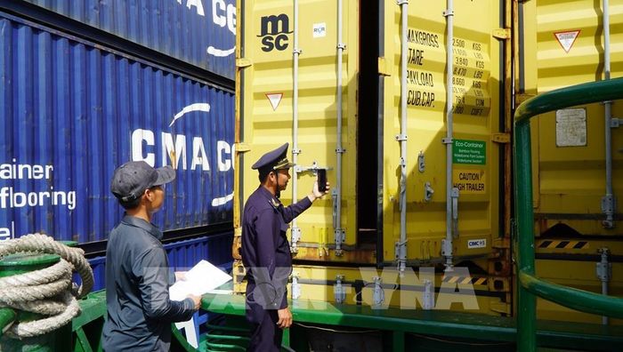 Hải quan Cửa khẩu quốc tế Thường Phước (thuộc Chi cục Hải quan khu vực XX) kiểm tra các container được chở trên tàu đang làm thủ tục thông quan. Ảnh: Nhựt An - TTXVN
