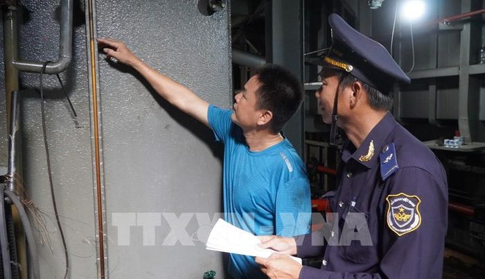 Hải quan Cửa khẩu quốc tế Thường Phước kiểm tra mực nhiên liệu trong hầm máy của tàu chở hàng hóa nhằm phòng, chống buôn lậu xăng dầu. Ảnh: Nhựt An - TTXVN