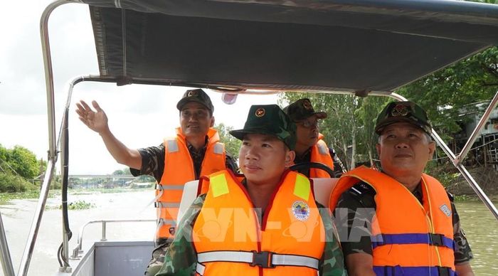 Hải quan Cửa khẩu quốc tế Dinh Bà phối hợp Đồn Biên phòng Cửa khẩu quốc tế Dinh Bà tuần tra trên sông Sở Hạ (tiếp giáp tỉnh PreyVeng, Campuchia) để phòng, chống buôn lậu. Ảnh: Nhựt An - TTXVN 
