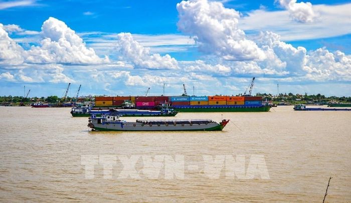 Các phương tiện neo đậu trên sông Tiền trong quá trình làm thủ tục thông quan tại Hải quan Cửa khẩu quốc tế Thường Phước. Ảnh: Nhựt An - TTXVN