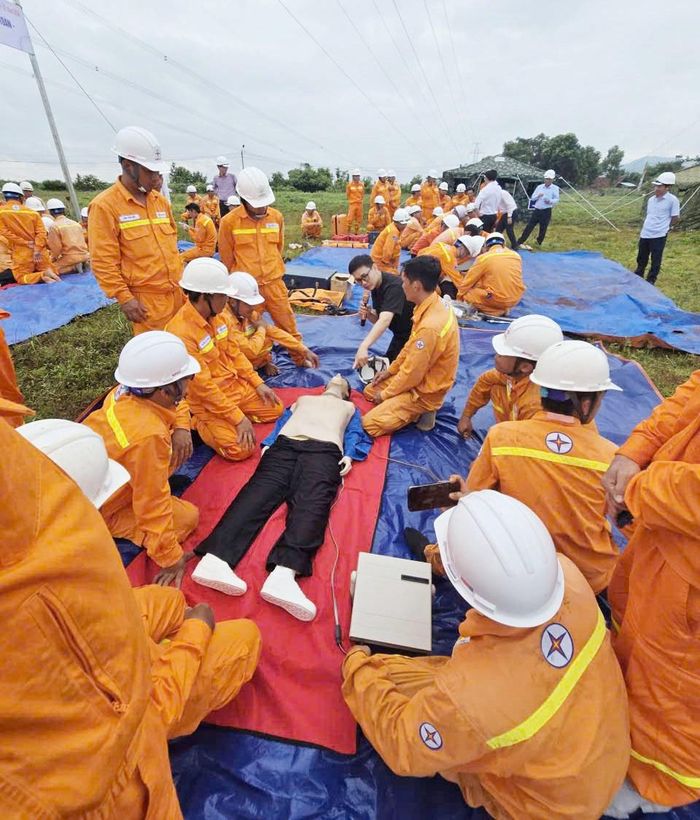 Lực lượng tham gia thực hành cứu nạn, cứu hộ và sơ cấp cứu ban đầu. Ảnh: PTC3