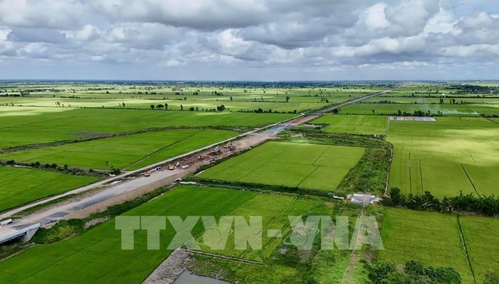 Nhiều hạng mục trên tuyến cao tốc Châu Đốc - Cần Thơ - Sóc Trăng đi qua địa bàn xã Định Mỹ, tỉnh An Giang, được thi công khẩn trương. Ảnh: Thanh Sang - TTXVN