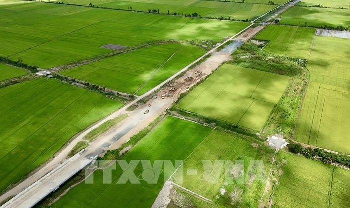 Tuyến cao tốc Châu Đốc - Cần Thơ - Sóc Trăng đoạn qua xã Định Mỹ, An Giang, đã thành hình sau thời gian đẩy mạnh thi công nền đường. Ảnh: Thanh Sang - TTXVN
