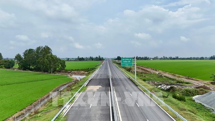 Mặt đường đoạn cao tốc Châu Đốc - Cần Thơ - Sóc Trăng qua xã Vĩnh Hanh, tỉnh An Giang đã được thảm bê tông nhựa, tạo diện mạo rõ nét cho công trình. Ảnh: Thanh Sang - TTXVN