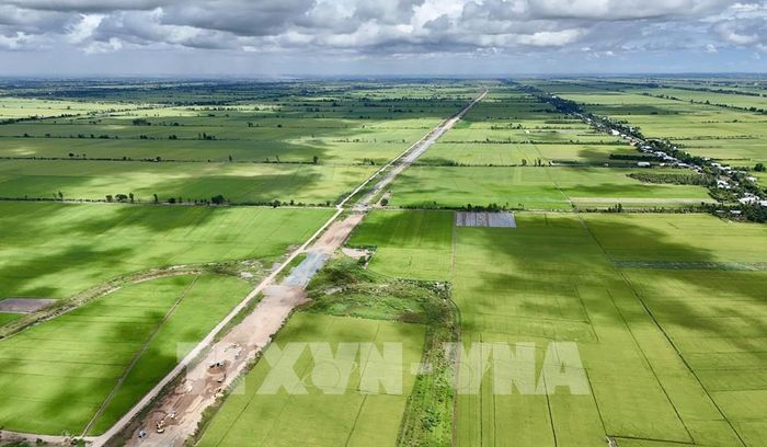 Đoạn tuyến cao tốc Châu Đốc - Cần Thơ - Sóc Trăng qua xã Định Mỹ, An Giang. Ảnh: Thanh Sang - TTXVN