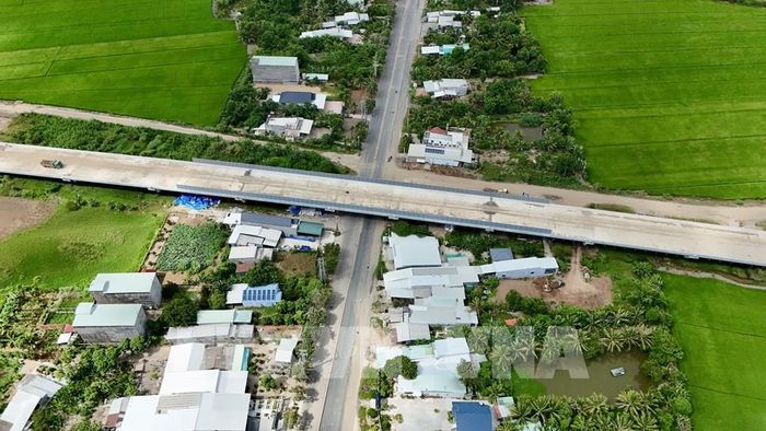 Cầu vượt đường tỉnh 943, xã Định Mỹ, tỉnh An Gian, đã hoàn thành thi công mặt cầu, bảo đảm tiến độ để triển khai thảm bê tông nhựa. Ảnh: Thanh Sang - TTXVN