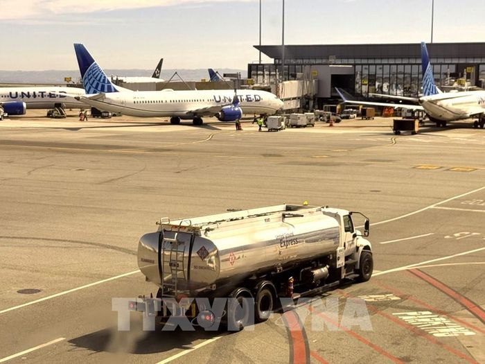Xe tiếp nhiên liệu phục vụ máy bay của hãng United Airlines tại sân bay quốc tế Washington Dulles (bang Virginia, Mỹ). Ảnh: Đoàn Hùng - P/v TTXVN