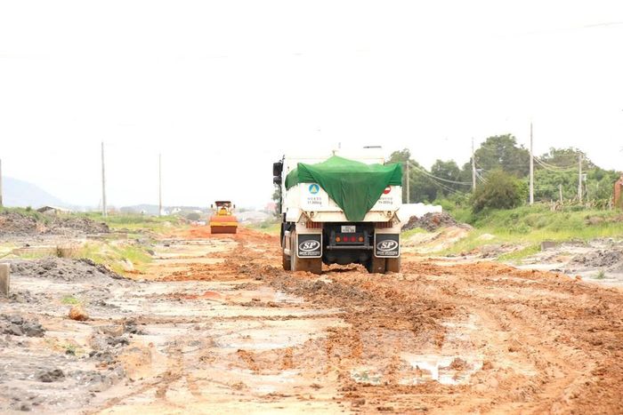 Các đơn vị thi công dự án trục đường ven biển ĐT.719B đoạn Hòn Lan - Tân Hải (Lâm Đồng). Ảnh: Nguyễn Thanh - TTXVN