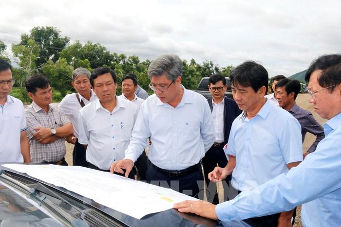 Phó Chủ tịch UBND tỉnh Lâm Đồng Nguyễn Minh (thứ 3 từ phải sang) kiểm tra thực địa tiến độ thi công đường Tân Minh đi Sơn Mỹ (Lâm Đồng). Ảnh: Nguyễn Thanh - TTXVN