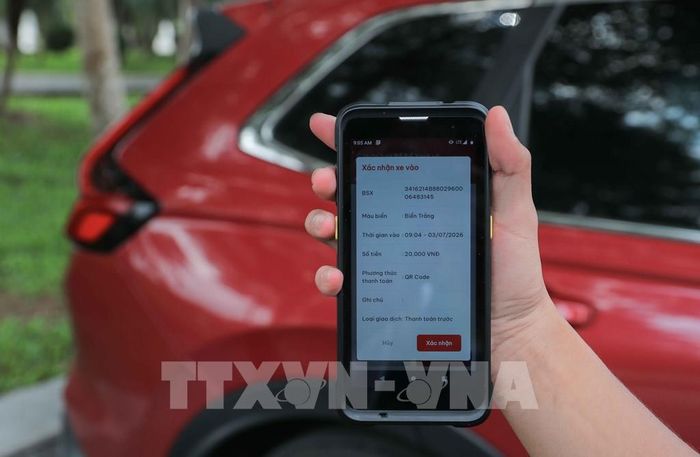 Từ ngày 1/7, 100% điểm trông giữ, bãi đỗ xe ô tô tại Hà Nội thực hiện thu phí không dùng tiên mặt. Ảnh: Phan Phương – TTXVN