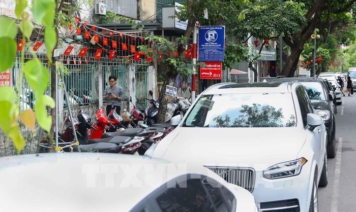 Tại các bãi xe trên phố Phan Chu Trinh, phường Cửa Nam, việc triển khai thu phí tự động không dùng tiền mặt (ETC) đã được áp dụng đồng bộ, ổn định kể từ ngày 1/7/2026. Ảnh: Tiến Long/ TTXVN phát