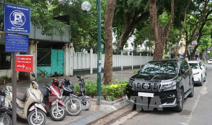 Tại các bãi xe trên phố Lý Thường Kiệt, phường Cửa Nam, việc triển khai thu phí tự động không dùng tiền mặt (ETC) được áp dụng đồng bộ, ổn định kể từ ngày 1/7/2026. Ảnh: Tiến Long/ TTXVN phát