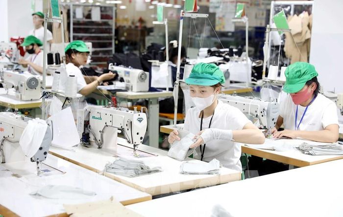 Khu vực công nghiệp và xây dựng tiếp tục giữ vai trò động lực tăng trưởng của nền kinh tế khi chiếm 53,9% cơ cấu GRDP của tỉnh. Ảnh: Thế Duyệt – TTXVN 