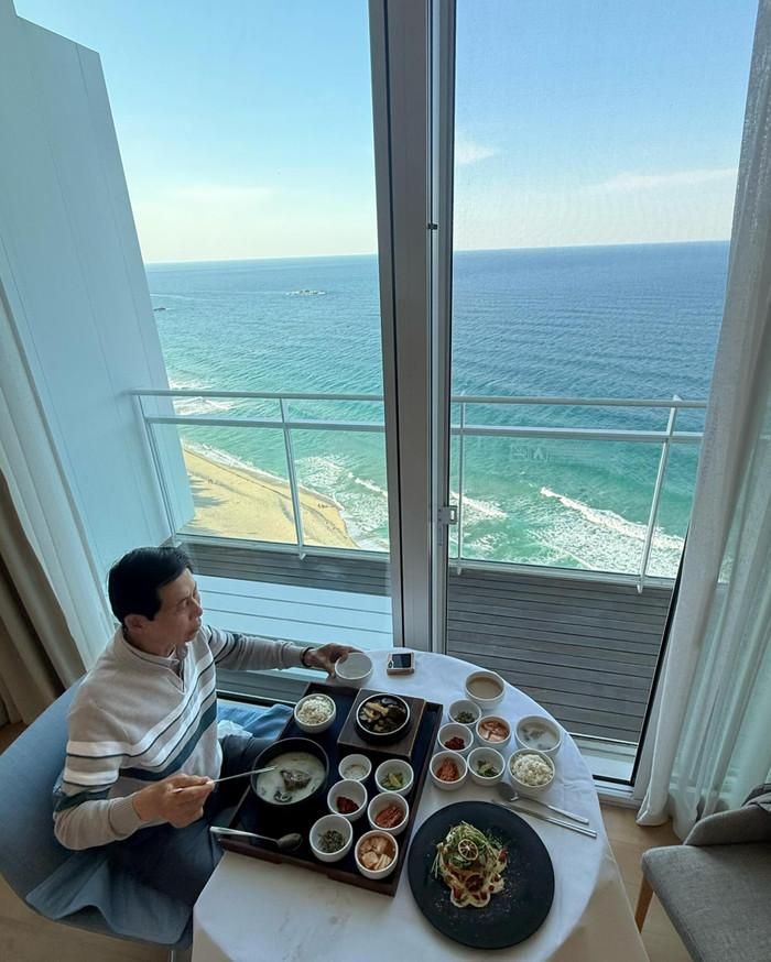 Khoảnh khắc Eun Jung cùng cha dùng bữa tại nhà hàng. (Nguồn: Instagram nhân vật)