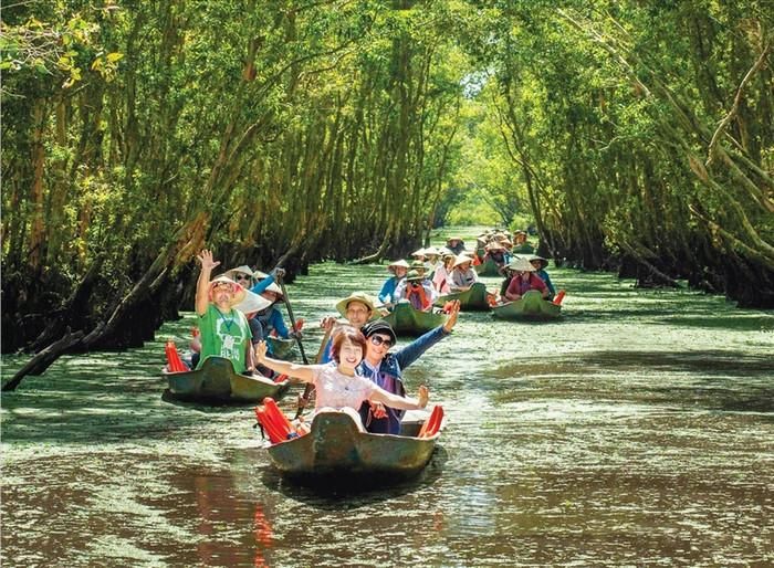 Du khách thích thú khi tham quan khu du lịch sinh thái Gáo Giồng.