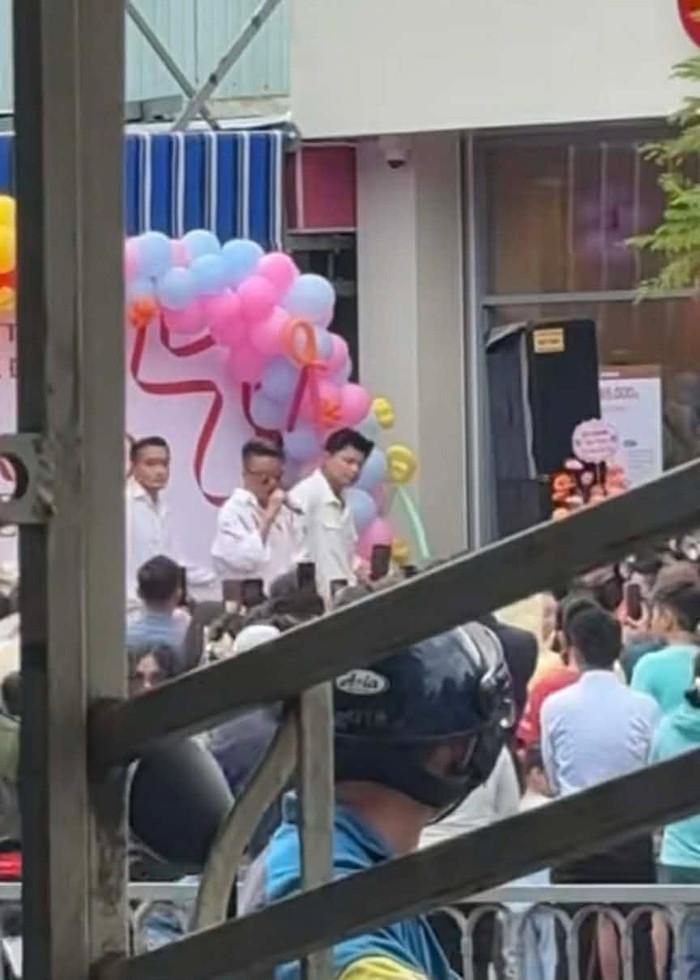 Đàm Vĩnh Hưng được bắt gặp biểu diễn tại một sân khấu ngoài trời (Ảnh chụp màn hình video).
