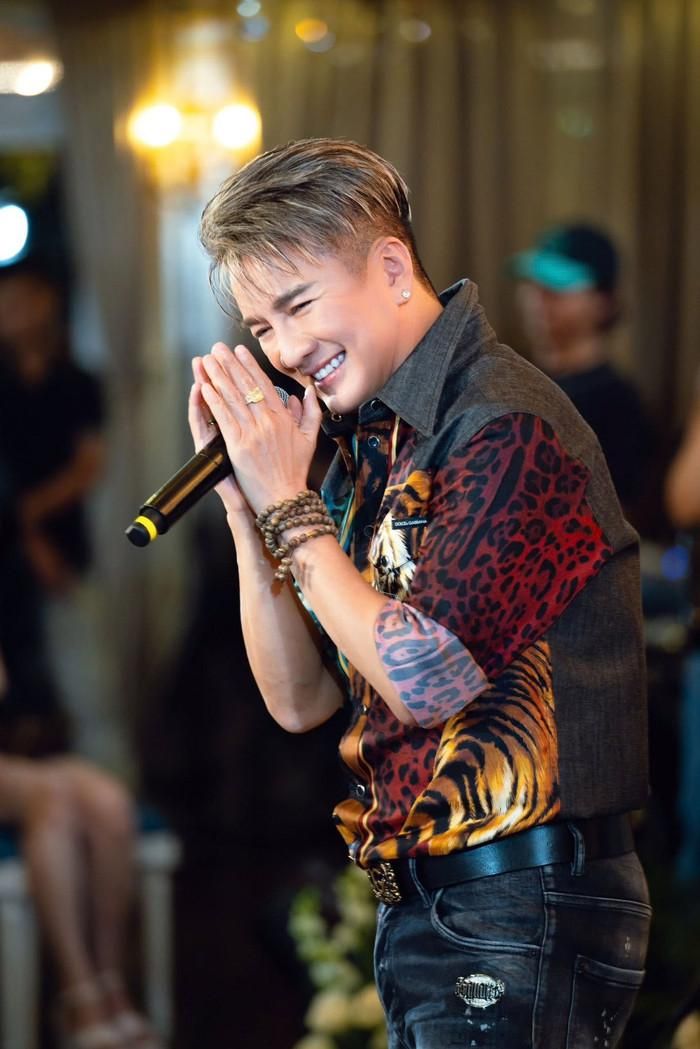 Thời gian gần đây, Đàm Vĩnh Hưng thường xuyên có những cách tiếp cận với khán giả rất đời thường, gần gũi (Ảnh: FBNV).