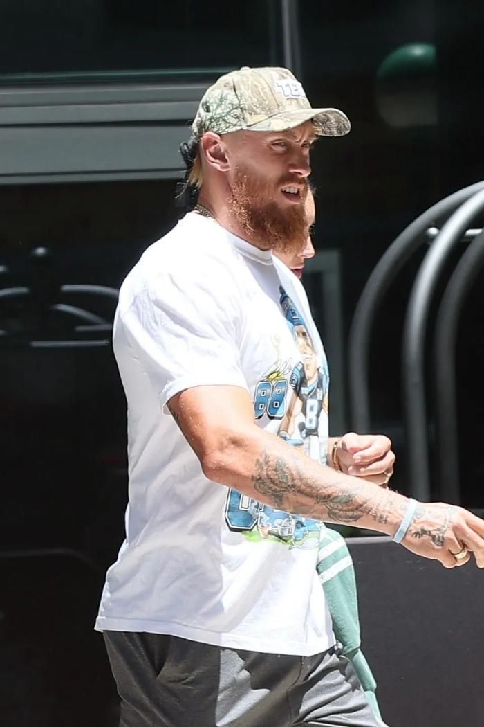 Ngôi sao NFL George Kittle và vợ - Claire được bắt gặp dạo phố tại thành phố New York vào ngày thứ năm.