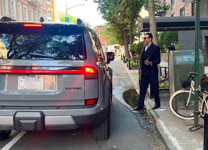 Bradley Cooper diện bộ vest ba mảnh lịch lãm.