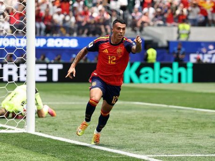 Hậu vệ cánh Pedro Porro đã dành tặng bàn thắng đầu tiên trong màu áo đội tuyển quốc gia cho gia đình, sau khi ghi bàn bằng một pha đánh đầu sở trường. Ảnh: FIFA