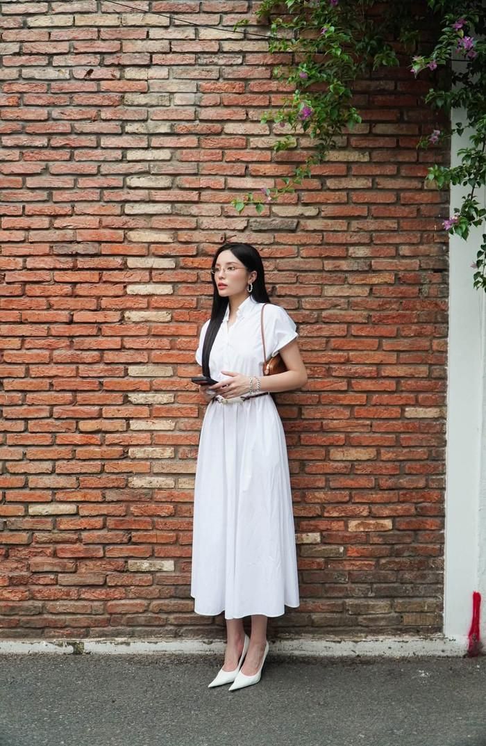 Kỳ Duyên phối thêm giày cao gót, phụ kiện khi diện trang phục thanh lịch. Ảnh: FBNV