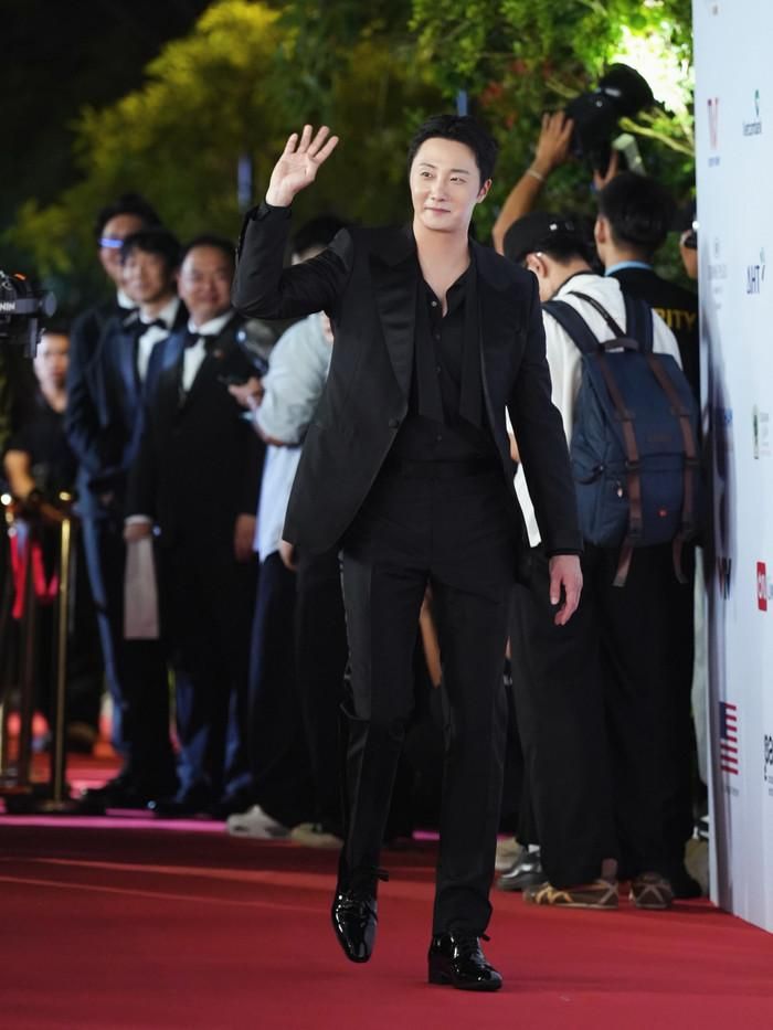 Jung Il Woo chính thức trở lại màn ảnh Việt với dự án điện ảnh hợp tác Việt - Hàn mang tên Viên đạn cuối cùng. Ảnh: Instagram.