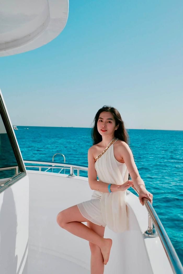 Thần thái dịu dàng của Đỗ Khánh Vân trên du thuyền tận hưởng chuyến du lịch Ai Cập. (Nguồn: FBNV)