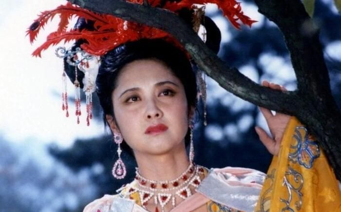 Nữ Vương rưng nước mắt nhìn theo hình bóng Đường Tăng dần khuất xa. Ảnh: Phim Tây Du Ký