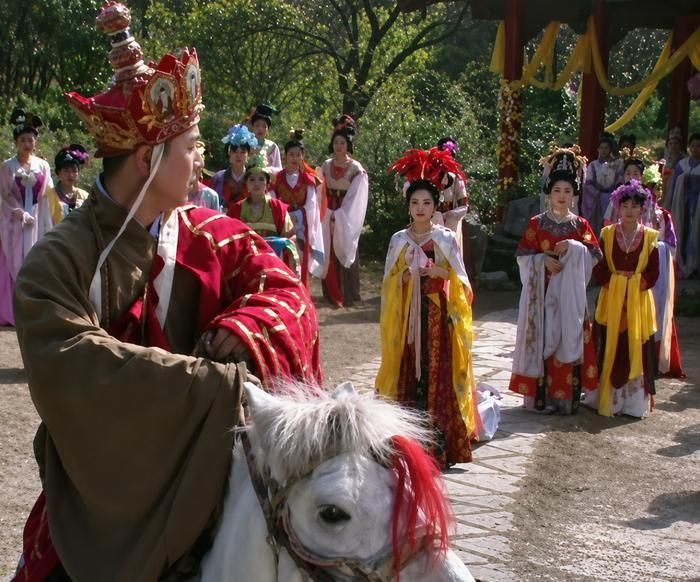 Đường Tăng quay đầu nhìn Nữ Vương trước khi thúc ngựa lên đường. Ảnh: Làm rõ nét từ Phim Tây Du Ký