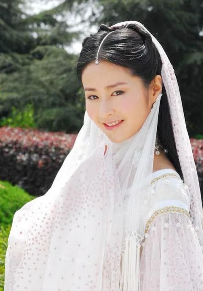 Vẻ đẹp của Hương Hương Công Chúa khiến người đối diện khó lòng rời mắt.