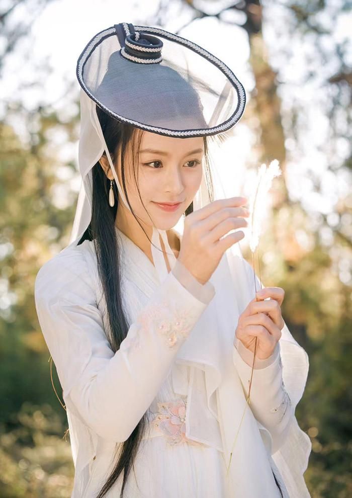 Vương Ngữ Yên được mệnh danh là "thần tiên tỷ tỷ" trong tiểu thuyết Kim Dung.
