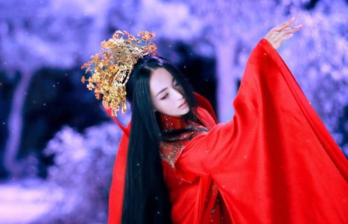 Lâm Triều Anh là một nữ hiệp có võ công tuyệt đỉnh, lập nên Cổ Mộ Phái vì chữ 'tình'.