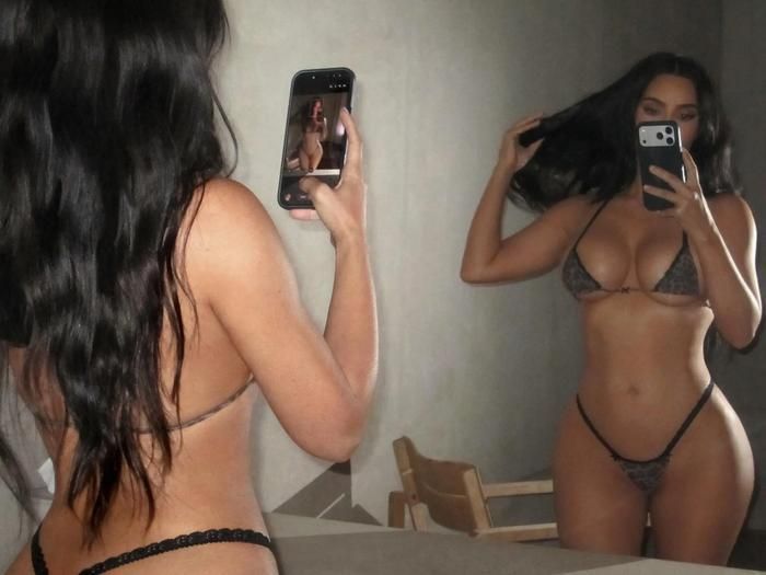 Nhiều người trầm trồ trước độ bé tí trang phục mà Kim Kardashian thiết kế.