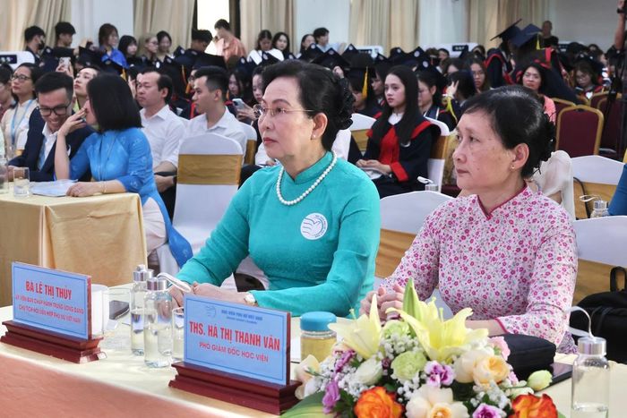 Bà Lê Thị Thủy (bên trái), Ủy viên TƯ Đảng, Phó Chủ tịch UBTƯ MTTQ Việt Nam, Chủ tịch Hội LHPN Việt Nam và các đại biểu dự Lễ bế giảng