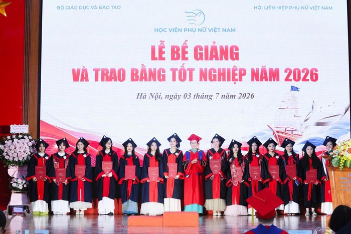Ủy viên TƯ Đảng, Phó Chủ tịch UBTƯ MTTQ Việt Nam, Chủ tịch Hội LHPN Việt Nam Lê Thị Thủy (giữa) trao bằng tốt nghiệp cho các cử nhân đạt loại giỏi