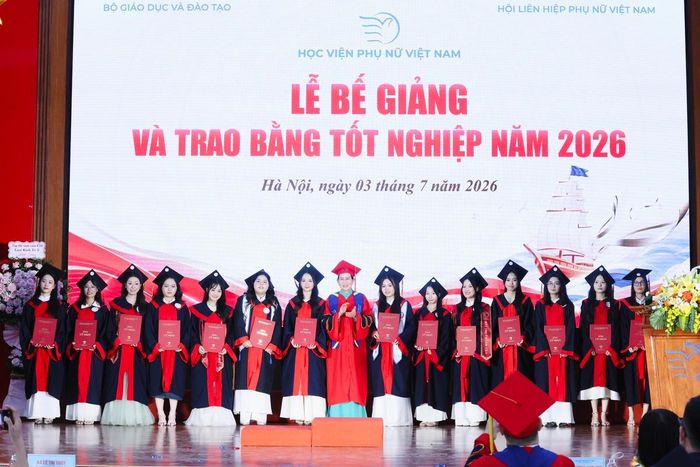 Ủy viên TƯ Đảng, Phó Chủ tịch UBTƯ MTTQ Việt Nam, Chủ tịch Hội LHPN Việt Nam Lê Thị Thủy (giữa) trao bằng tốt nghiệp cho các cử nhân đạt loại giỏi